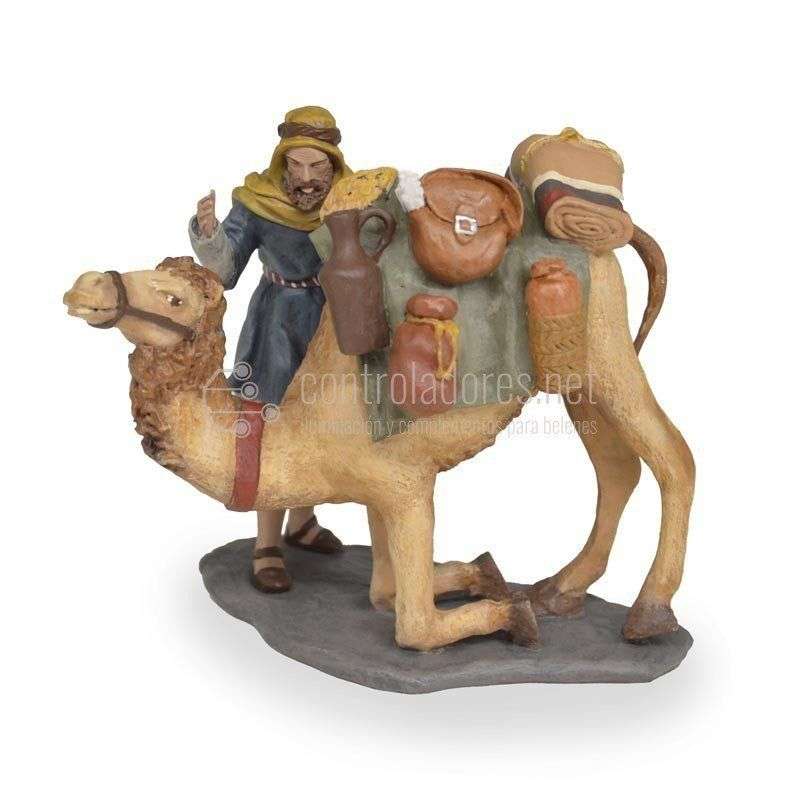 Grupo camellero y camello sentándose cargado