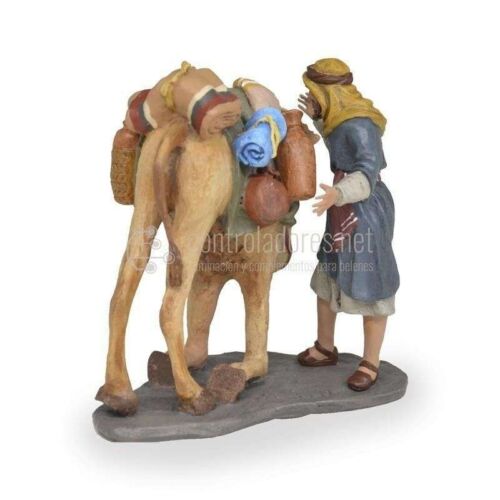 Grupo camellero y camello sentándose cargado